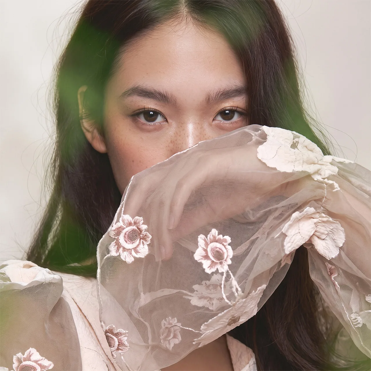 눈매에 빛이 드리운 흑백 인물 — 눈 수술
