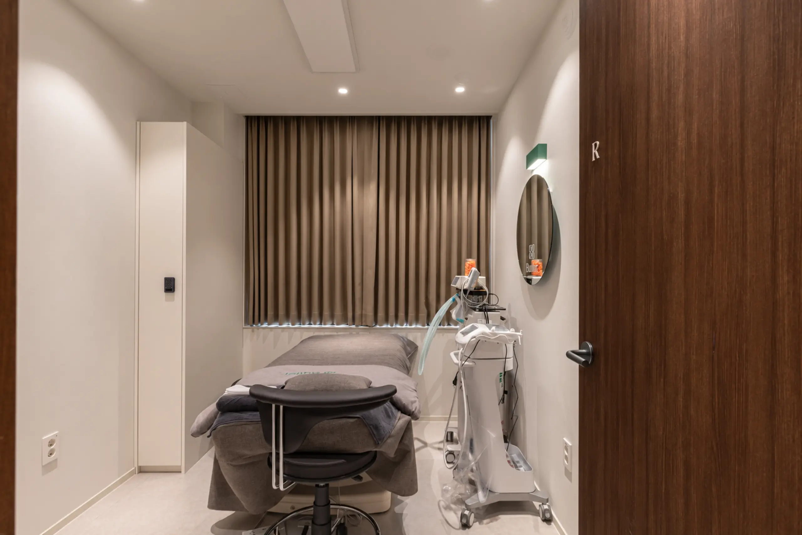 Treatment room with a procedure chair